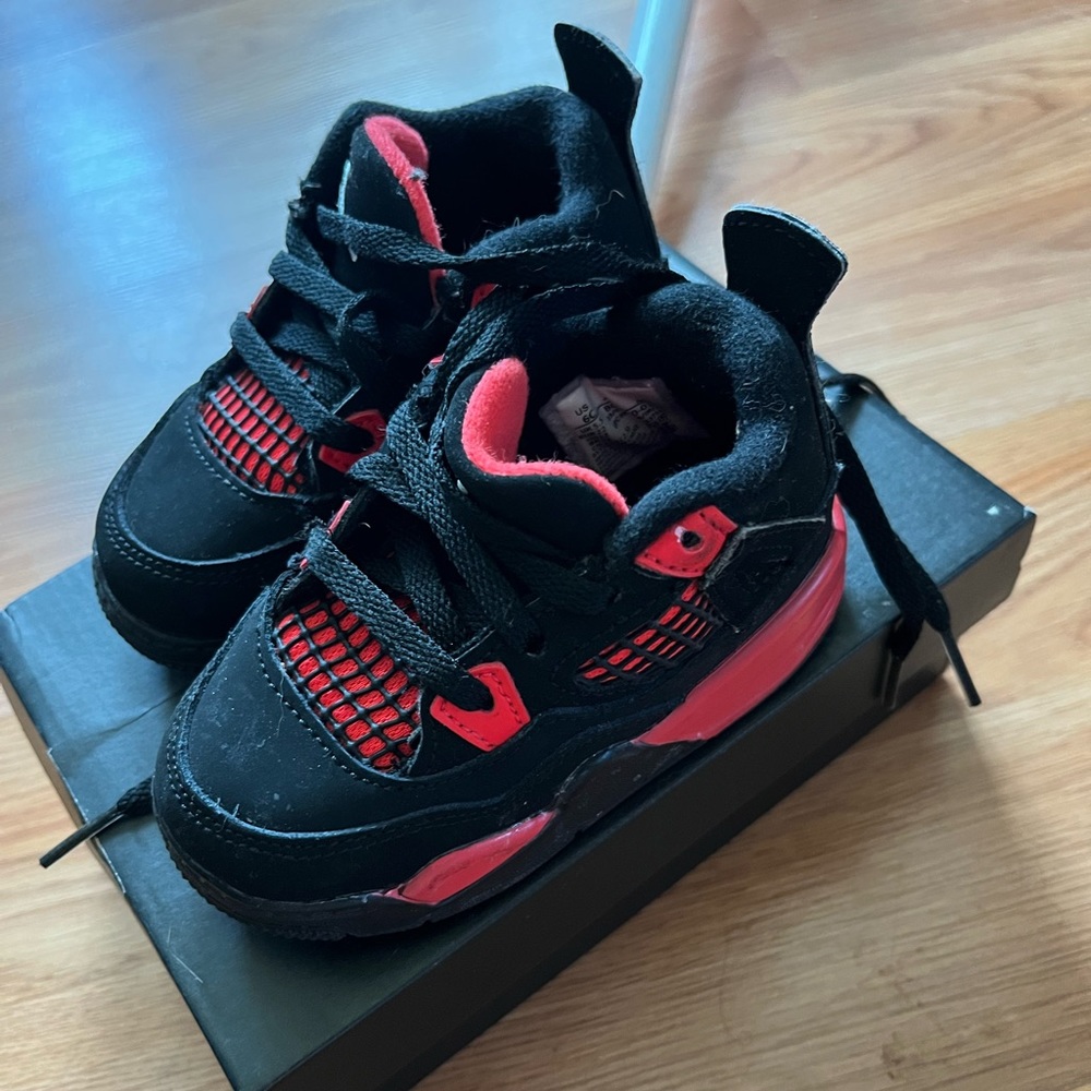 Toddler Retro Jordan’s size 6C only wore twice ! GREAT CONDITION